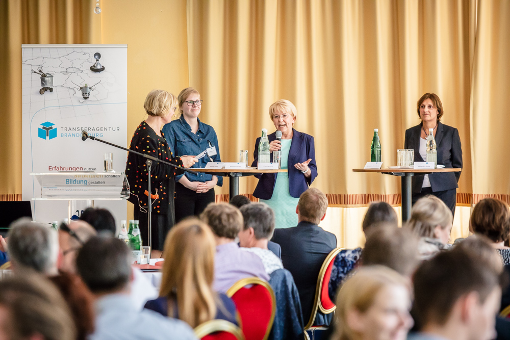 Podiumsgespräch: Katrin Kantak, Alexandra Heyse, Kornelia Haugg, Britta Ernst (Bild 24 von 69)