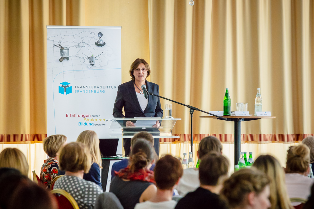 Grußwort: Britta Ernst, Ministerin für Bildung, Jugend und Sport des Landes Brandenburg (Bild 16 von 69)